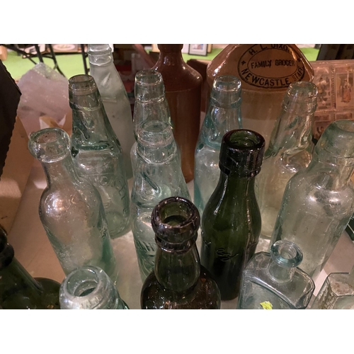 860 - A QUANTITY OF VINTAGE GLASS BOTTLES TO INCLUDE EARTHENWARE ITEMS