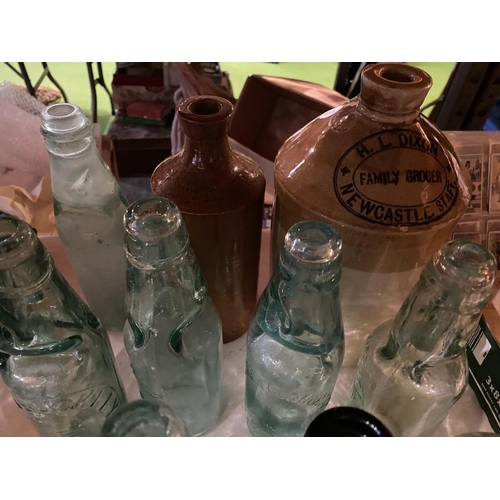 860 - A QUANTITY OF VINTAGE GLASS BOTTLES TO INCLUDE EARTHENWARE ITEMS