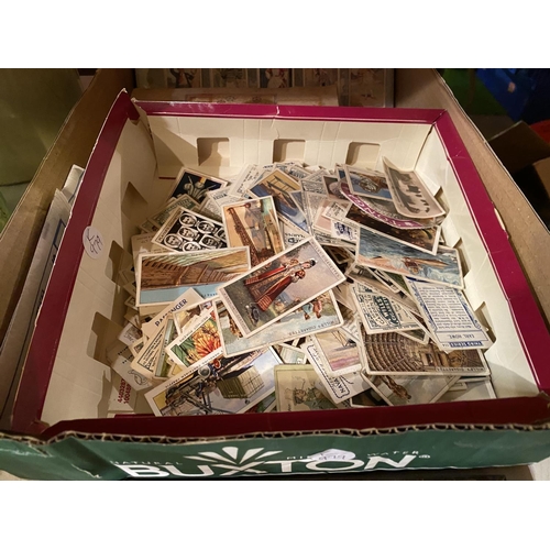 861 - A QUANTITY OF CIGARETTE CARDS