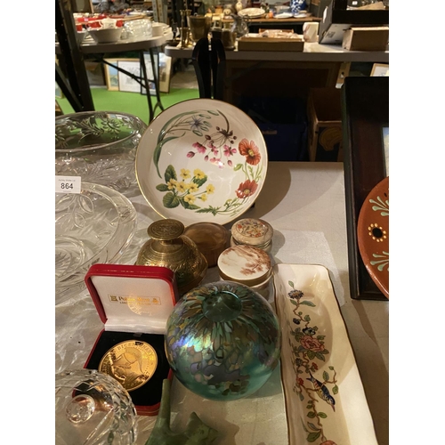 864 - AN ECLECTIC MIX OF GLASSWARE AND DRESSING TABLE CHINA ITEMS ETC