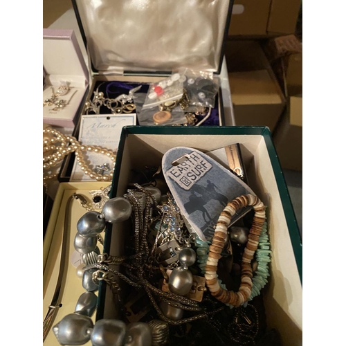 866 - AN ASSORTMENT OF COSTUME JEWELLERY TO INCLUDE  PEARL STYLE NECKLACES AND BROOCHES ETC