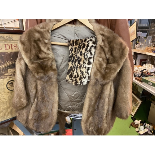 872 - A VINTAGE 'DEERSKIN TRADING POST' JACKET (SIZE 12), A PAIR OF LEOPARD PRINT FUR AND LEATHER GLOVES A... 