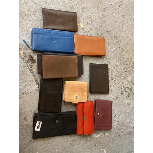 886 - AN ASSORTMENT OF VINTAGE AND RETRO PURSES AND WALLETS