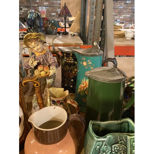 901 - AN ASSORTMENT OF CERAMIC WARE TO INCLUDE THREE COLOURED STEINS, CHARACTER JUGS ETC