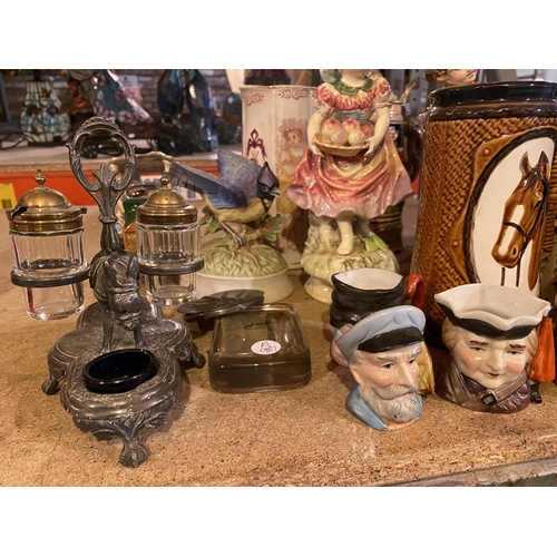 901 - AN ASSORTMENT OF CERAMIC WARE TO INCLUDE THREE COLOURED STEINS, CHARACTER JUGS ETC