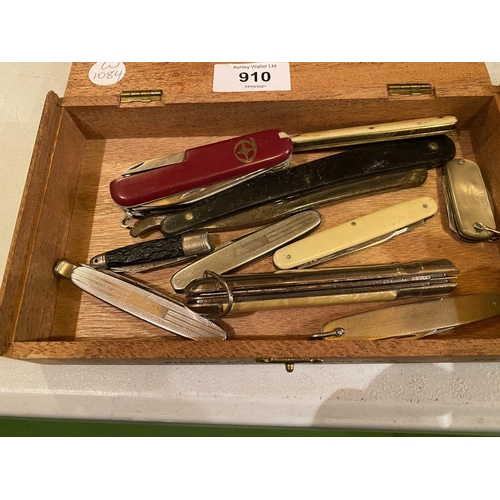 910 - AN ECLECTIC ASSORTMENT OF ITEMS TO INCLUDE A DRESSING TABLE SET, A BOX OF PEN KNIVES ETC