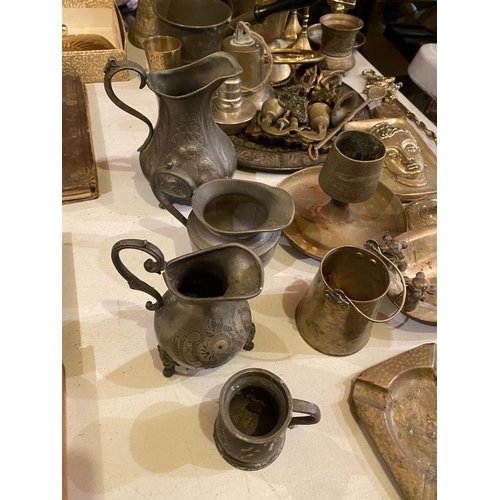 911 - A QUANTITY OF BRASS AND METAL WARE TO INCLUDE PEWTER JUGS ETC