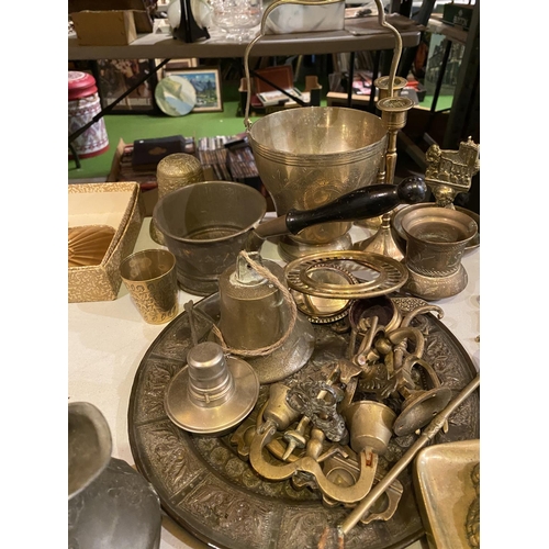 911 - A QUANTITY OF BRASS AND METAL WARE TO INCLUDE PEWTER JUGS ETC