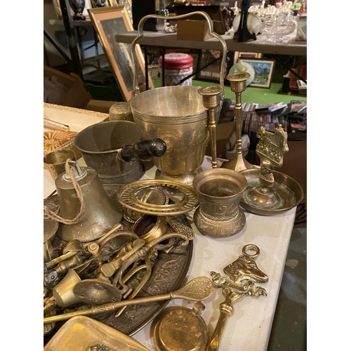 911 - A QUANTITY OF BRASS AND METAL WARE TO INCLUDE PEWTER JUGS ETC