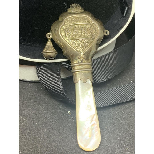 602 - A VICTORIAN HALLMARKED BIRMINGHAM SILVER BABY RATTLE WITH A MOTHER OF PEARL HANDLE IN A PRESENTATION... 