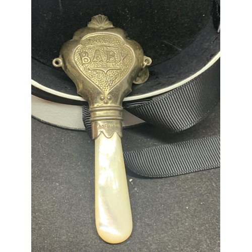 602 - A VICTORIAN HALLMARKED BIRMINGHAM SILVER BABY RATTLE WITH A MOTHER OF PEARL HANDLE IN A PRESENTATION... 