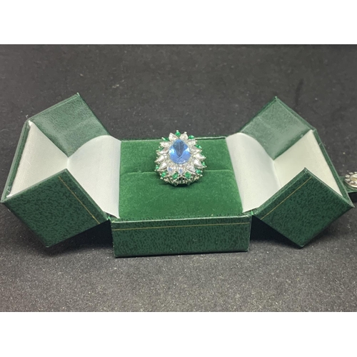 613 - A LARGE BLUE WHITE AND GREEN FLOWER ART DECO STYLE RING SIZE L 6.77 GRAMS