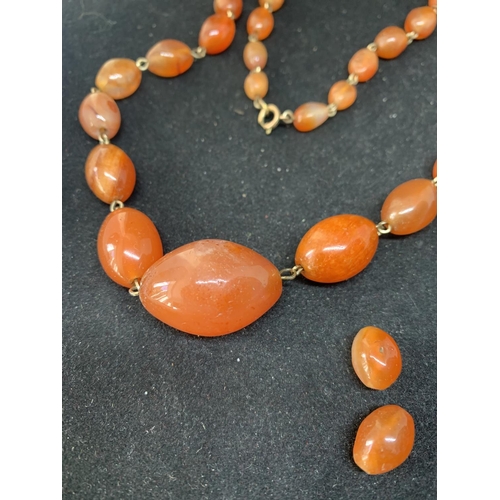 623 - A CARNELIAN GEMSTONE NECKLACE WITH MATCHING EARRINGS