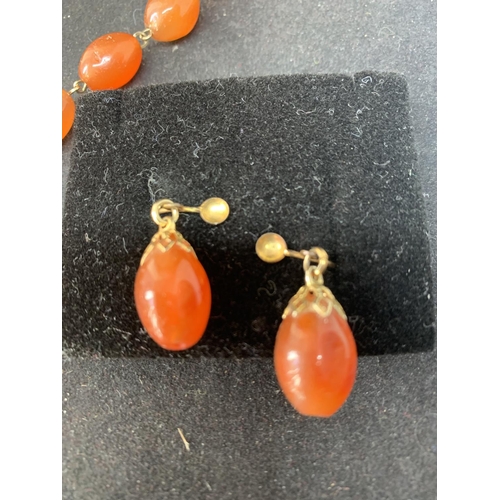 623 - A CARNELIAN GEMSTONE NECKLACE WITH MATCHING EARRINGS