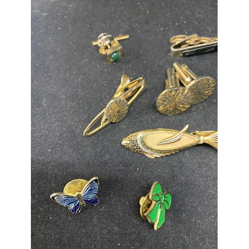 624 - VARIOUS ITEMS TO INCLUDE TIE CLIPS, PINS AND CUFFLINKS