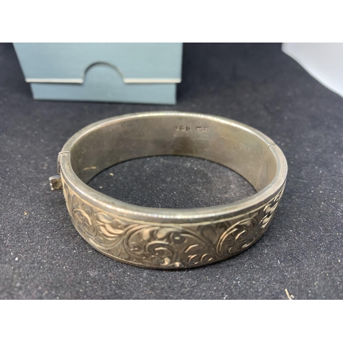 626 - A HALLMARKED BIRMINGHAM SILVER BANGLE IN A PRESENTATION BOX WEIGHT 29.6 GRAMS