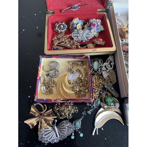 630 - A LARGE QUANTITY OF COSTUME JEWELLERY TO INCLUDE CRYTAL NECKLACES, YELLOW METAL CHAINS, BROOCHES, EA... 