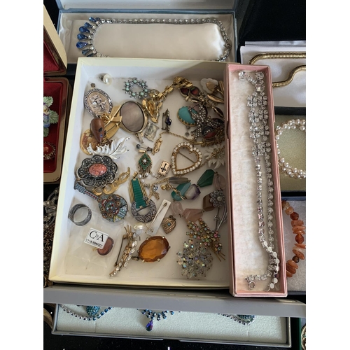 630 - A LARGE QUANTITY OF COSTUME JEWELLERY TO INCLUDE CRYTAL NECKLACES, YELLOW METAL CHAINS, BROOCHES, EA... 