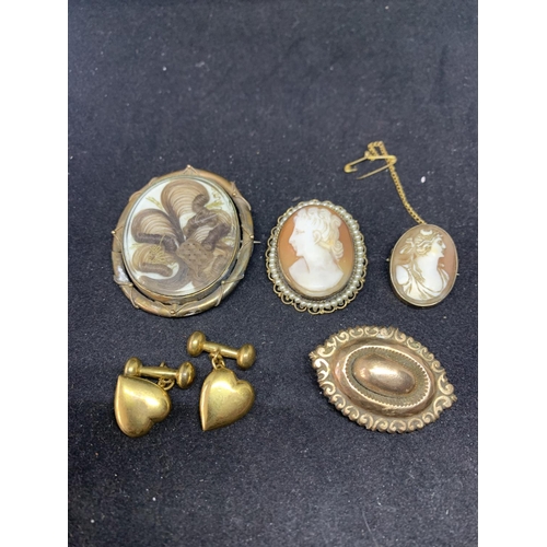 634 - FOUR VARIOUS BROOCHES AND A PAIR OF CUFFLINKS TO INCLUDE A PINCHBECK AND TWO CAMEOS