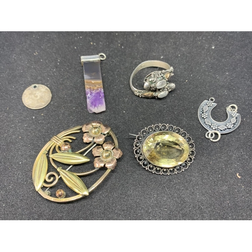 635 - VARIOUS ITEMS TO INCLUDE A SILVER HORSESHOE PENDANT AND RING, TWO BROOCHES, A PENDANT AND A DRILLED ... 