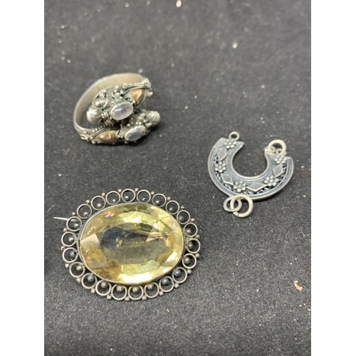 635 - VARIOUS ITEMS TO INCLUDE A SILVER HORSESHOE PENDANT AND RING, TWO BROOCHES, A PENDANT AND A DRILLED ... 