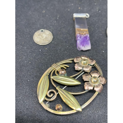 635 - VARIOUS ITEMS TO INCLUDE A SILVER HORSESHOE PENDANT AND RING, TWO BROOCHES, A PENDANT AND A DRILLED ... 