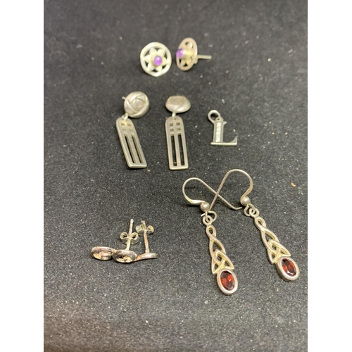 644 - VARIOUS ITEMS OF SILVER JEWELLERY TO INCLUDE EARRINGS, BRACELET WITH CHARMS AND AN L PENDANT