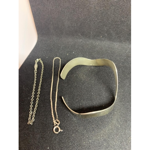 655A - FIVE ITEMS OF SILVER JEWELLERY TO INCLUDE AN ABSTRACT BANGLE, A BAR NECKLACE, AND THREE BRACELETS