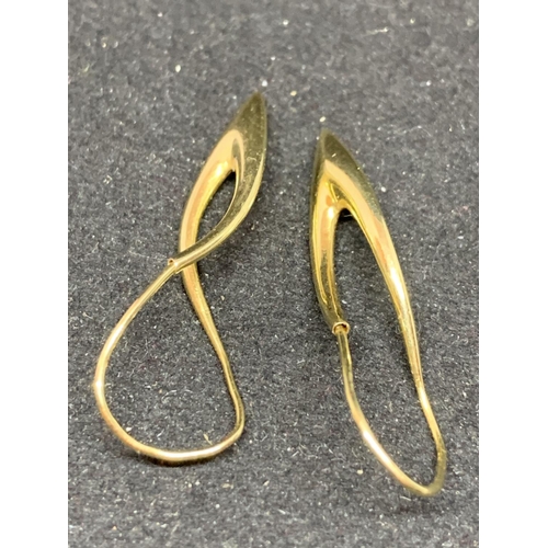 665 - A PAIR OF 14 CARAT GOLD EARRINGS ON A TWIST DESIGN GROSS WEIGHT 1.8 GRAMS