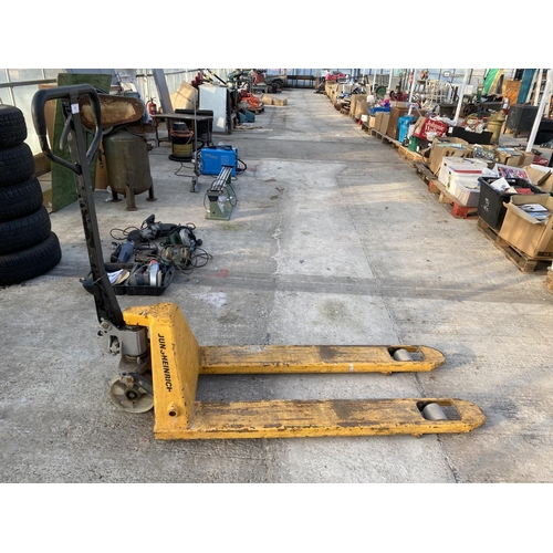 71 - A JUNGHEINRICH 2500 KG PALLET LIFT -BELIEVED WORKING NO WARRANTY - NO VAT