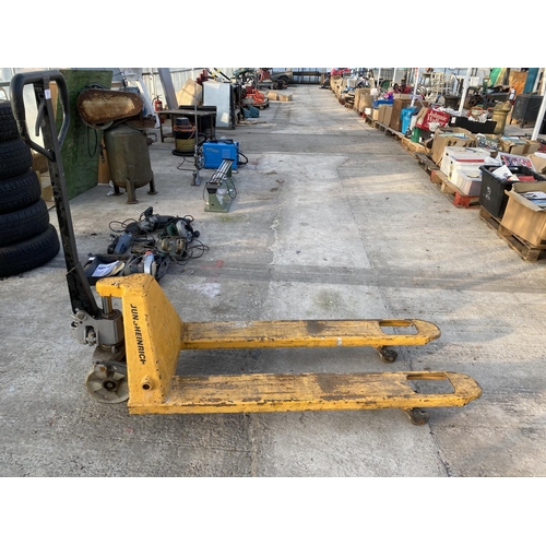 71 - A JUNGHEINRICH 2500 KG PALLET LIFT -BELIEVED WORKING NO WARRANTY - NO VAT