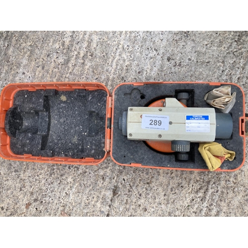 289 - A LEICA NA820 DUMPY LEVEL BELIEVED IN WORKING ORDER (NO WARRANTY) - NO VAT