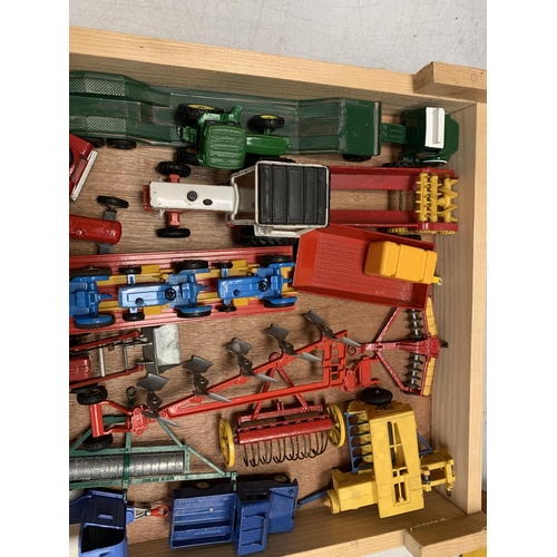 341 - A WOODEN TRAY OF VINTAGE MODEL FARM VEHICLES