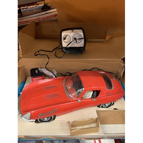 351 - A VINTAGE TOPPER TOYS JOHNNY SPEED E-TYPE JAGUAR MODEL CAR TO INCLUDE THE ORIGINAL DRIVER AND BOX AN... 