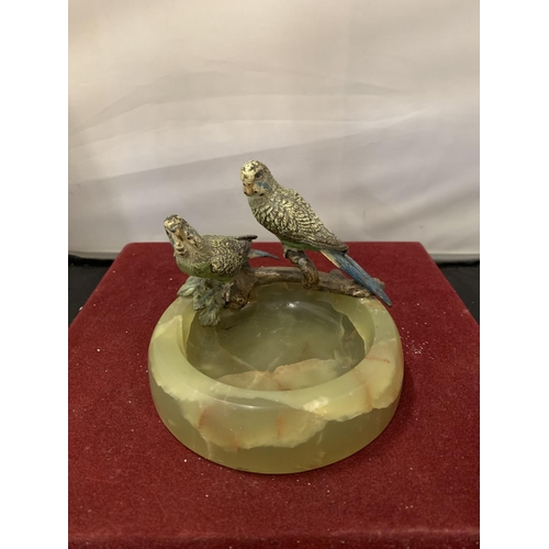 14 - AN ONYX DISH WITH A PAIR OF COLD PAINTED BRONZE PARAKEET FIGURES D:11CM H: 9.5CM