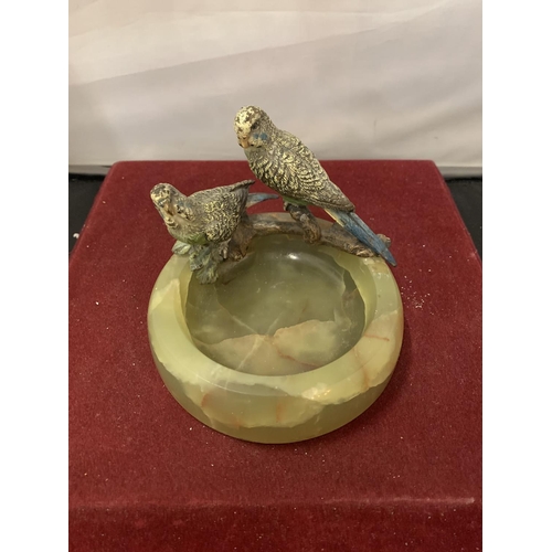 14 - AN ONYX DISH WITH A PAIR OF COLD PAINTED BRONZE PARAKEET FIGURES D:11CM H: 9.5CM