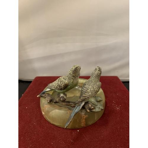 14 - AN ONYX DISH WITH A PAIR OF COLD PAINTED BRONZE PARAKEET FIGURES D:11CM H: 9.5CM