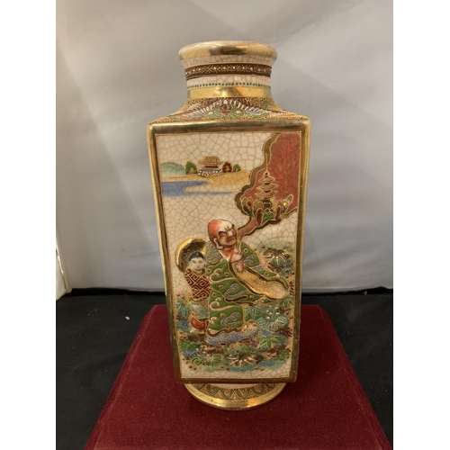 21 - A DECORATIVE ORIENTAL VASE WITH GOLD DETAIL AND ORIENTAL MARK ON THE BASE H: 32 CM