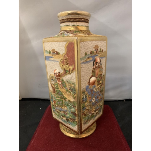 21 - A DECORATIVE ORIENTAL VASE WITH GOLD DETAIL AND ORIENTAL MARK ON THE BASE H: 32 CM