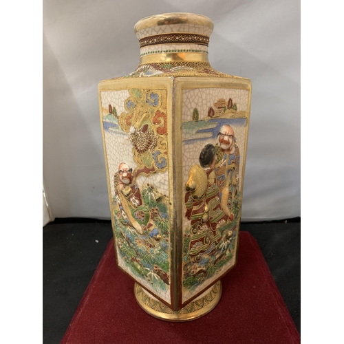 21 - A DECORATIVE ORIENTAL VASE WITH GOLD DETAIL AND ORIENTAL MARK ON THE BASE H: 32 CM