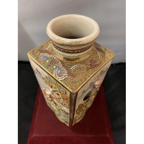 21 - A DECORATIVE ORIENTAL VASE WITH GOLD DETAIL AND ORIENTAL MARK ON THE BASE H: 32 CM