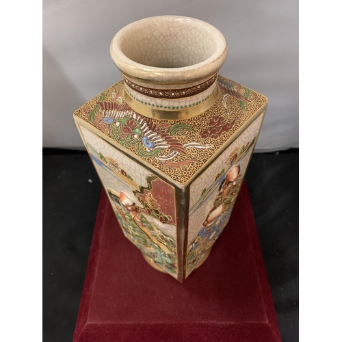 21 - A DECORATIVE ORIENTAL VASE WITH GOLD DETAIL AND ORIENTAL MARK ON THE BASE H: 32 CM