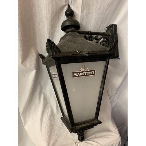 22 - A CAST METAL VINTAGE EXTERIOR PUB LIGHT H: APPROXIMATELY 80CM