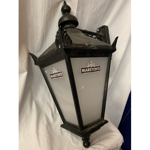 22 - A CAST METAL VINTAGE EXTERIOR PUB LIGHT H: APPROXIMATELY 80CM