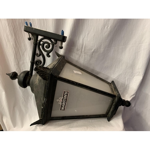 22 - A CAST METAL VINTAGE EXTERIOR PUB LIGHT H: APPROXIMATELY 80CM