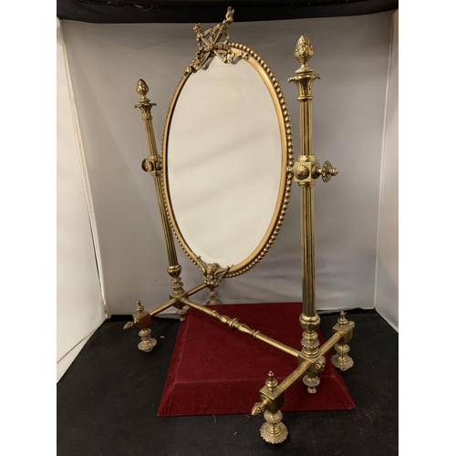 26 - A DECORATIVE VINTAGE BRASS SWIVEL DRESSING TABLE MIRROR ON A STAND TOTAL H: 25CM