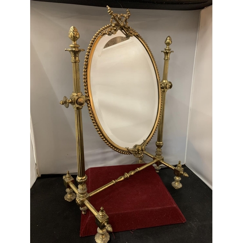 26 - A DECORATIVE VINTAGE BRASS SWIVEL DRESSING TABLE MIRROR ON A STAND TOTAL H: 25CM