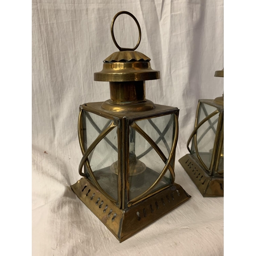 30 - A PAIR OF VINTAGE BRASS OIL LANTERNS H: 23CM