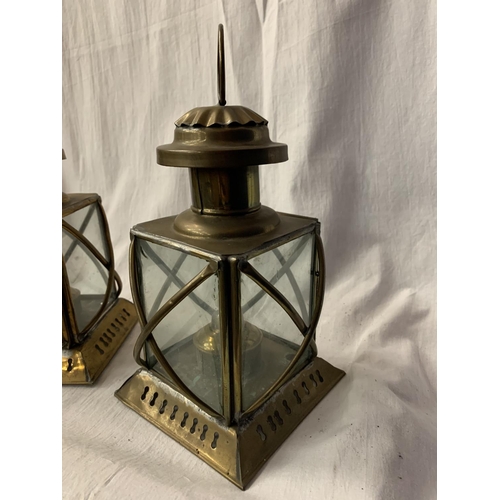 30 - A PAIR OF VINTAGE BRASS OIL LANTERNS H: 23CM