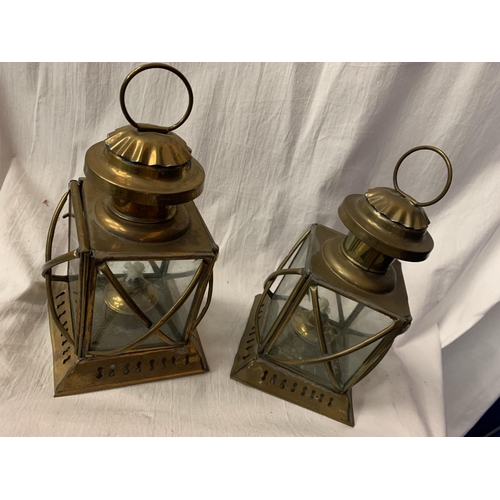 30 - A PAIR OF VINTAGE BRASS OIL LANTERNS H: 23CM